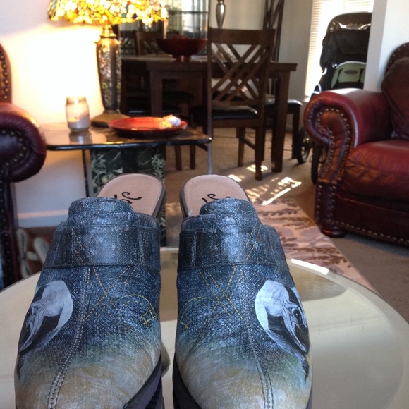 vintage icon wearable art distressed denim pug dog clogs size 8.5 - Picture 3 of 5